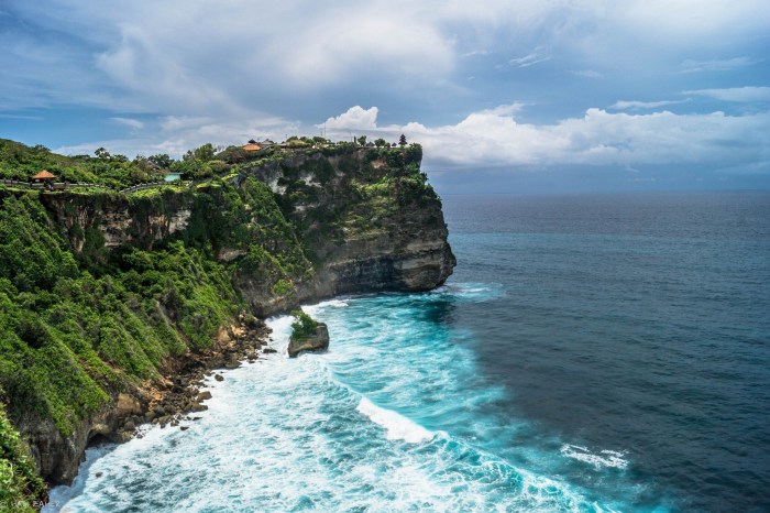 Uluwatu temple cliff indonesia